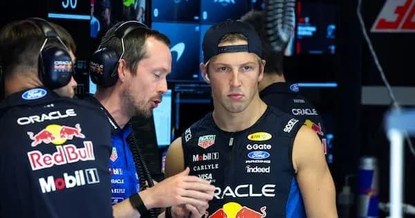 Mecánico hablando con piloto en el garaje de Red Bull