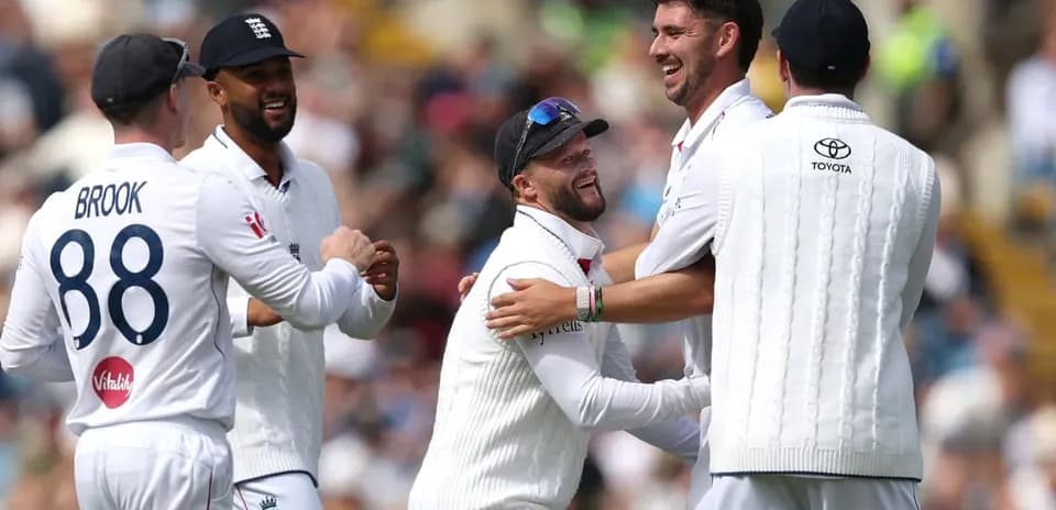 Jugadores de Inglaterra celebrando un wicket en partido