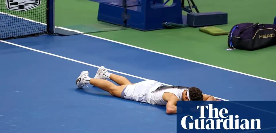 Jugador de tenis tumbado en la cancha tras partido