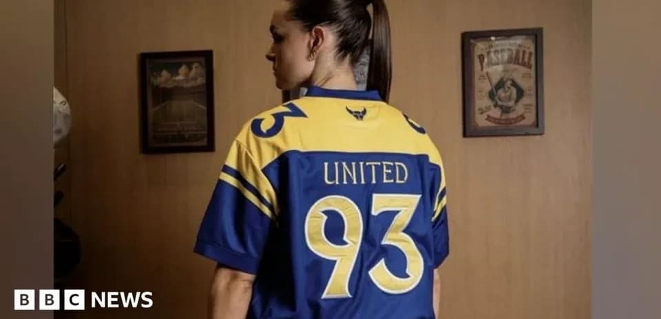 Persona con camiseta de equipo 'United' número 93
