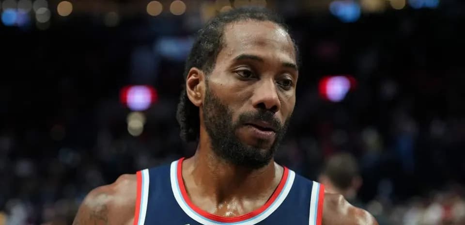 Jugador de baloncesto en la cancha durante el partido