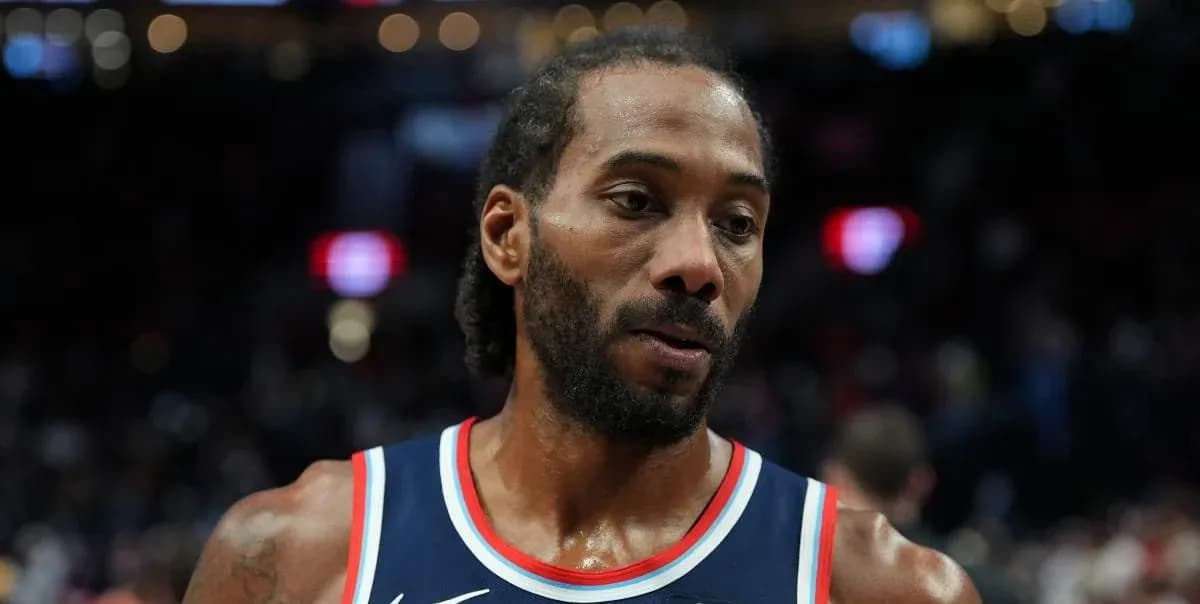 Jugador de baloncesto en la cancha durante el partido