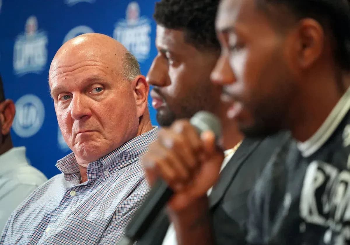 Steve Ballmer escuchando durante una conferencia de prensa