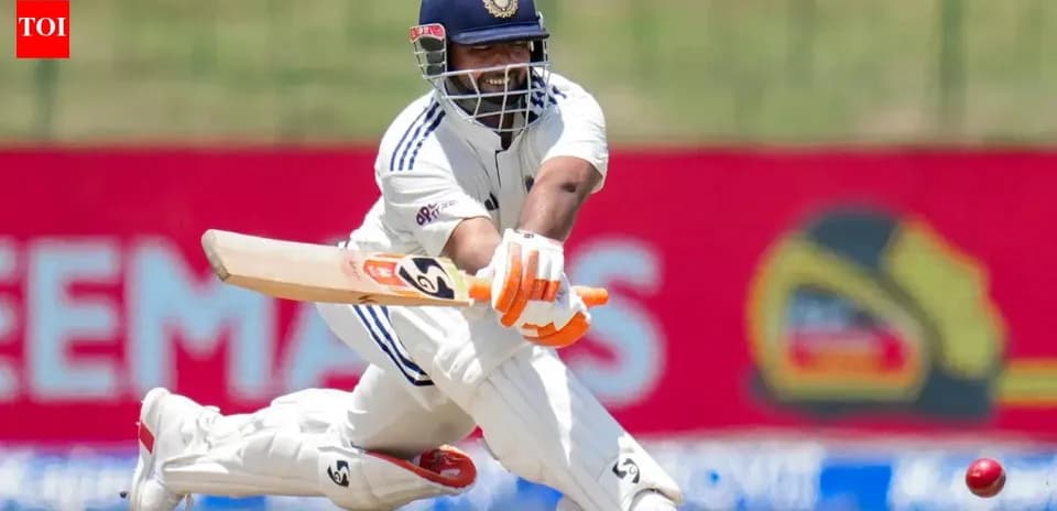 Jugador de cricket golpeando la pelota con bate