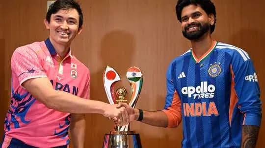 Jugadores de Japón e India posando con trofeo