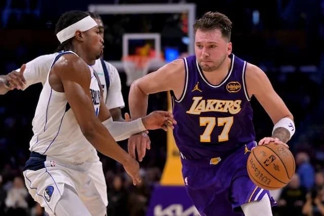 Jugador de los Lakers driblando con el balón