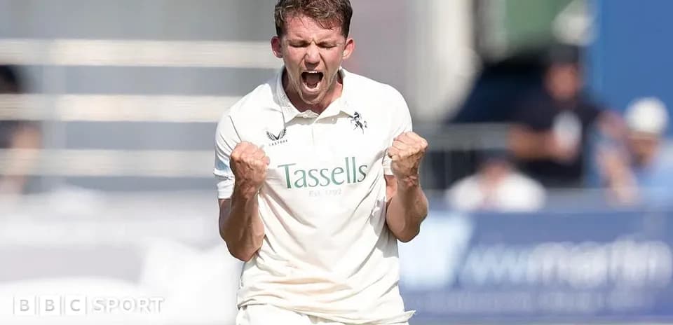 Jugador de cricket celebrando un wicket durante partido
