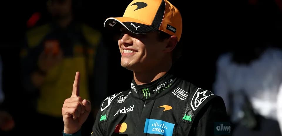 Piloto de McLaren mostrando el dedo índice en señal de triunfo