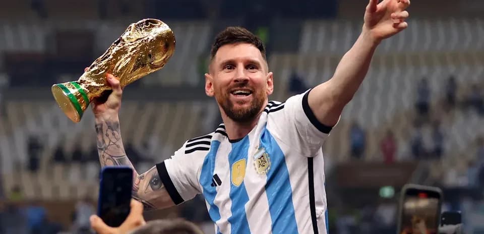 Jugador levantando la Copa del Mundo en celebración