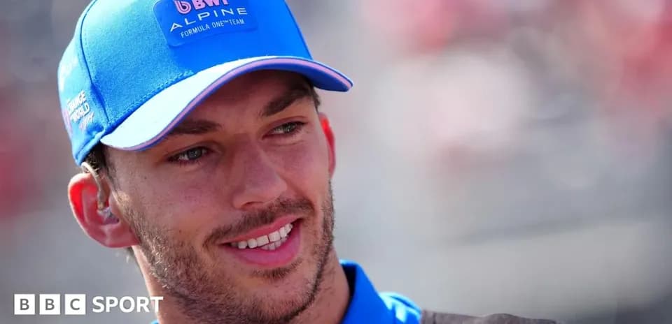 Piloto de F1 con gorra de Alpine sonriendo