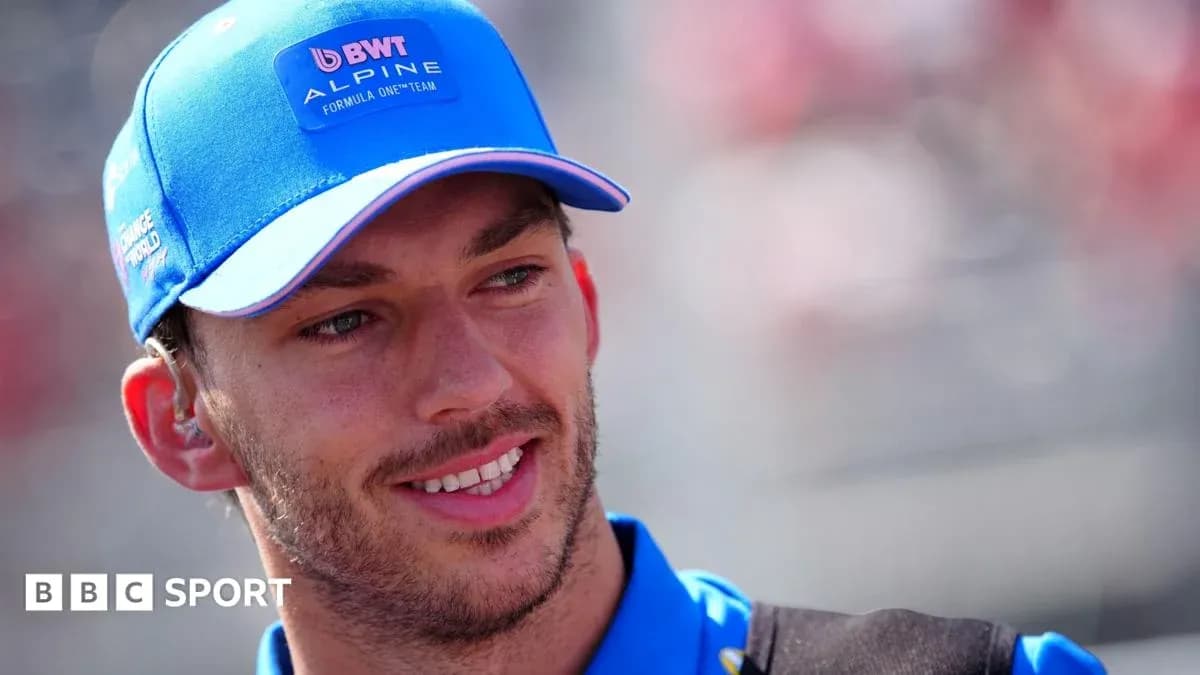 Piloto de F1 con gorra de Alpine sonriendo