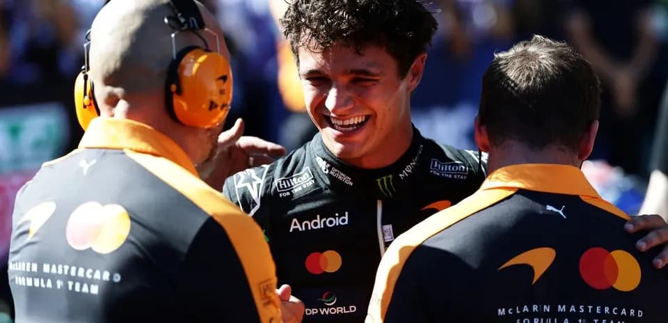 Lando Norris celebrando con su equipo de McLaren