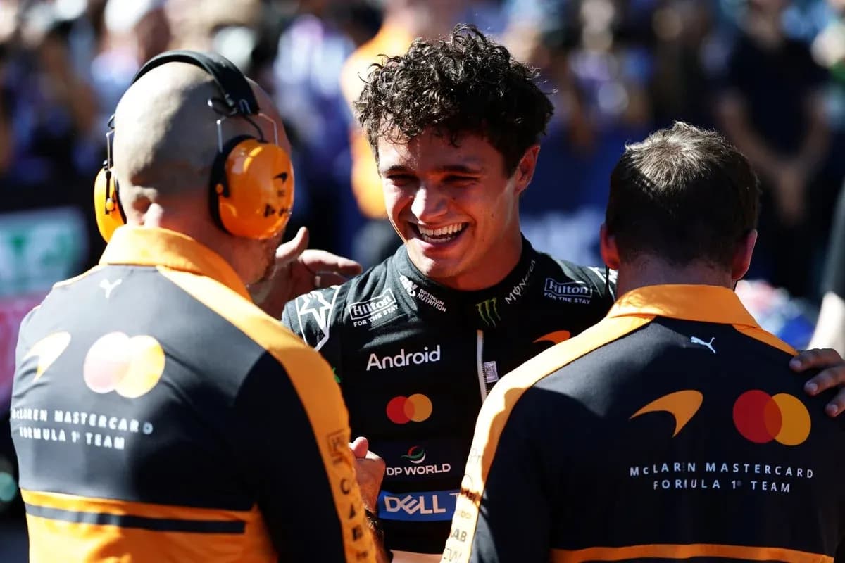 Lando Norris celebrando con su equipo de McLaren