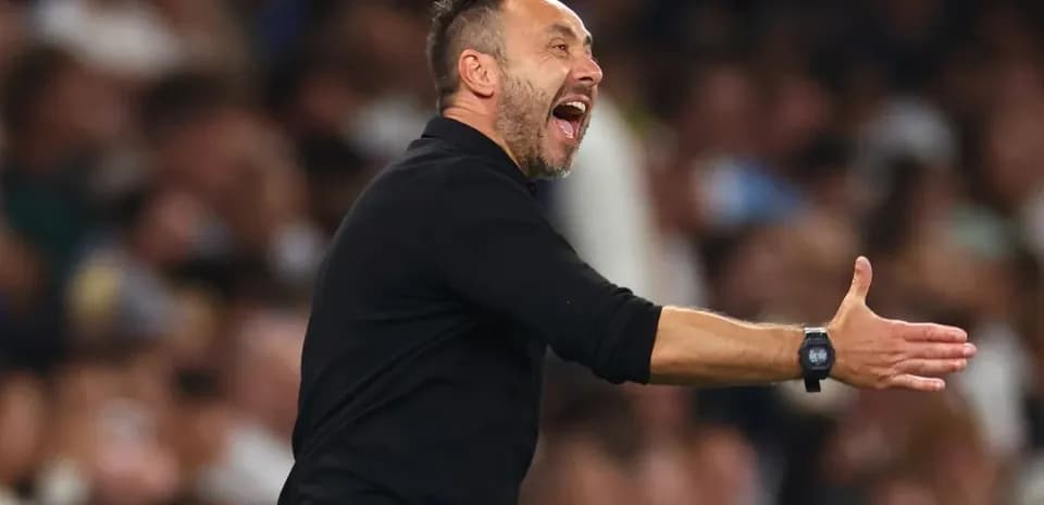 Entrenador dirigiendo a su equipo desde la banda