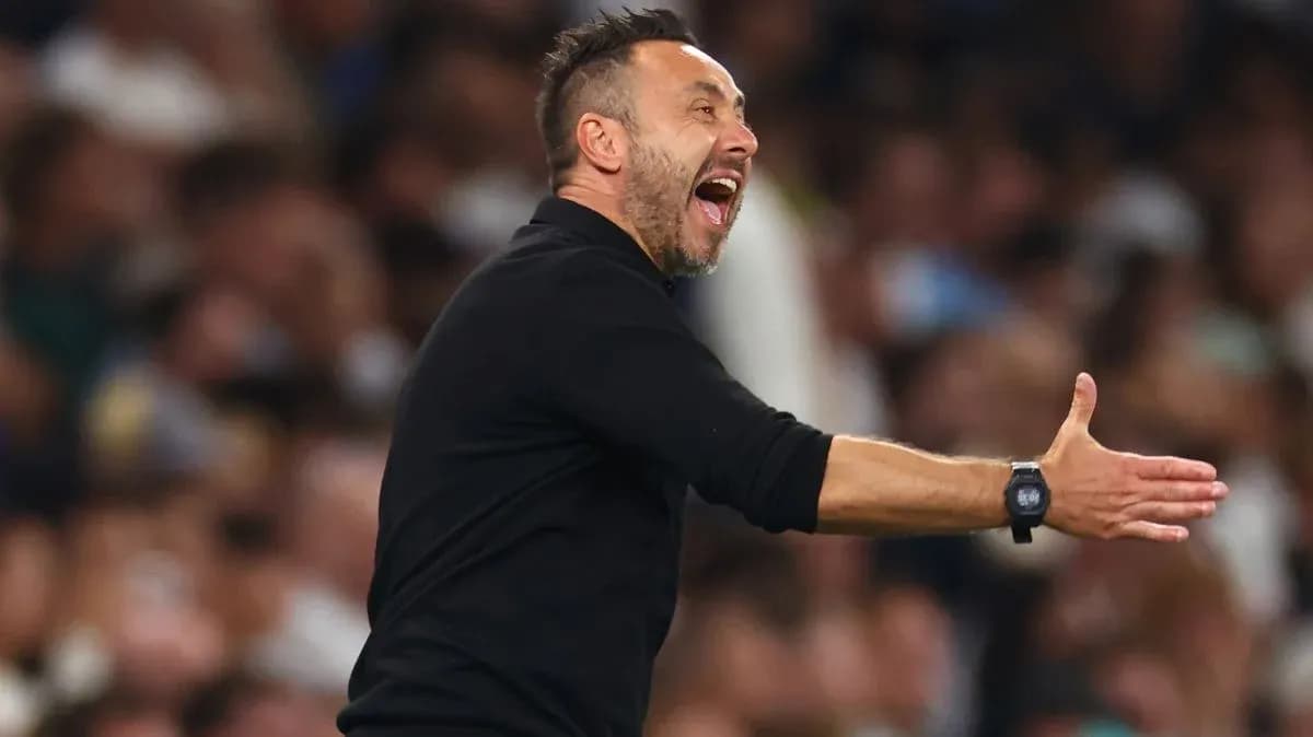 Entrenador dirigiendo a su equipo desde la banda