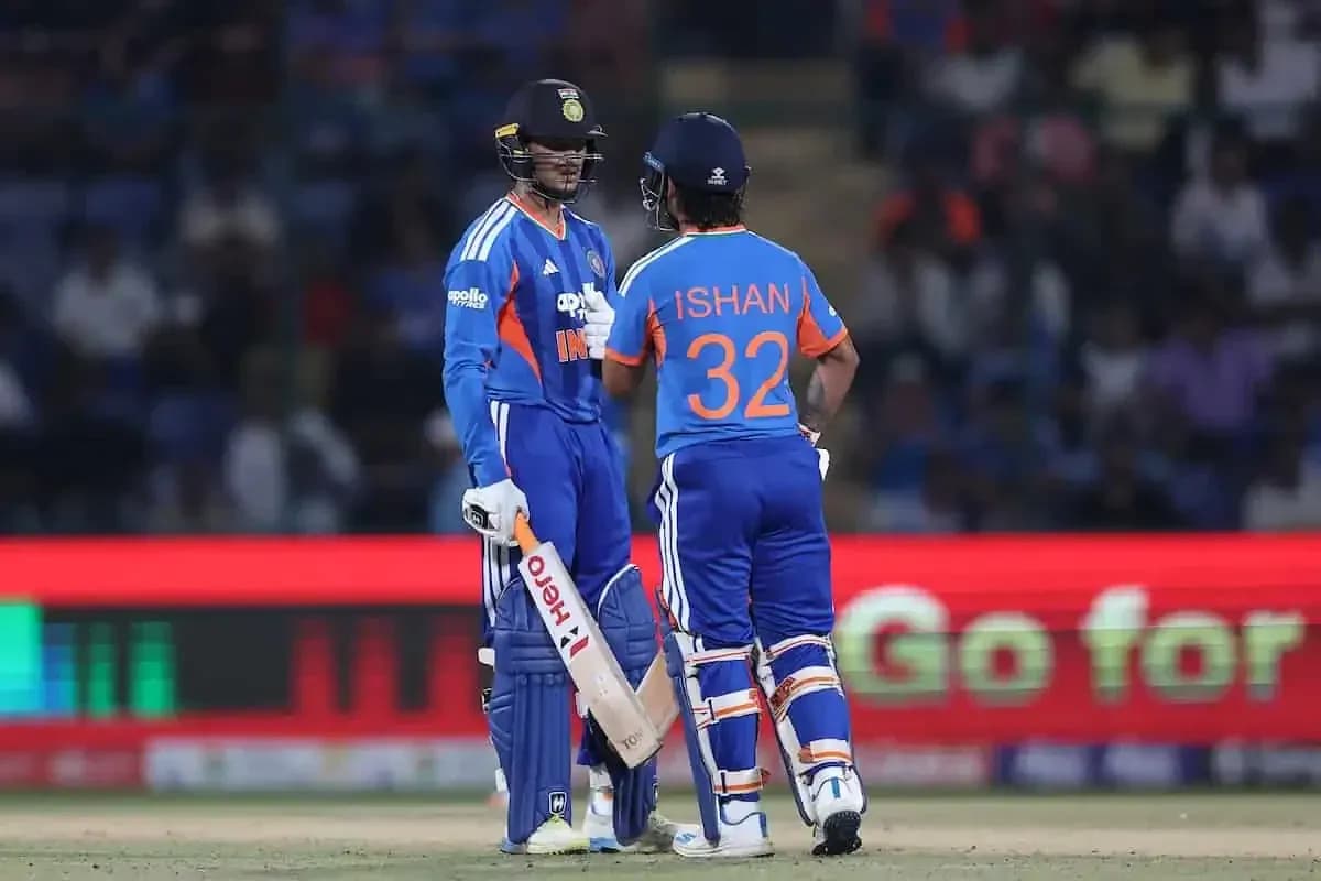 Jugadores de cricket de India conversando en el campo