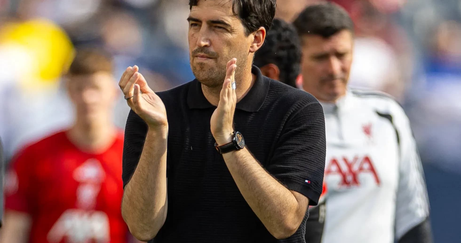 Entrenador aplaudiendo en el campo de fútbol