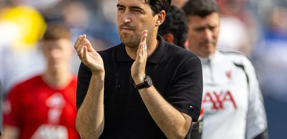 Entrenador aplaudiendo en el campo de fútbol