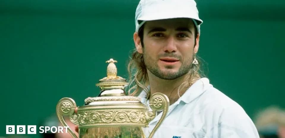 Jugador sosteniendo trofeo en torneo de tenis
