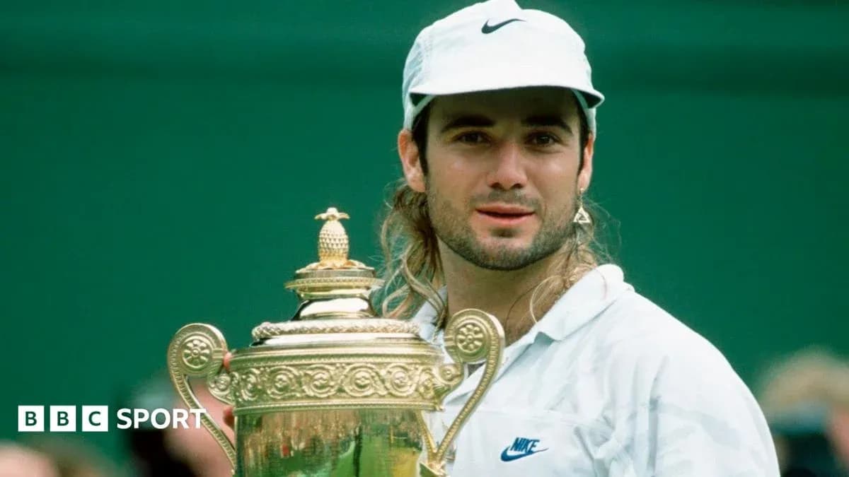 Jugador sosteniendo trofeo en torneo de tenis