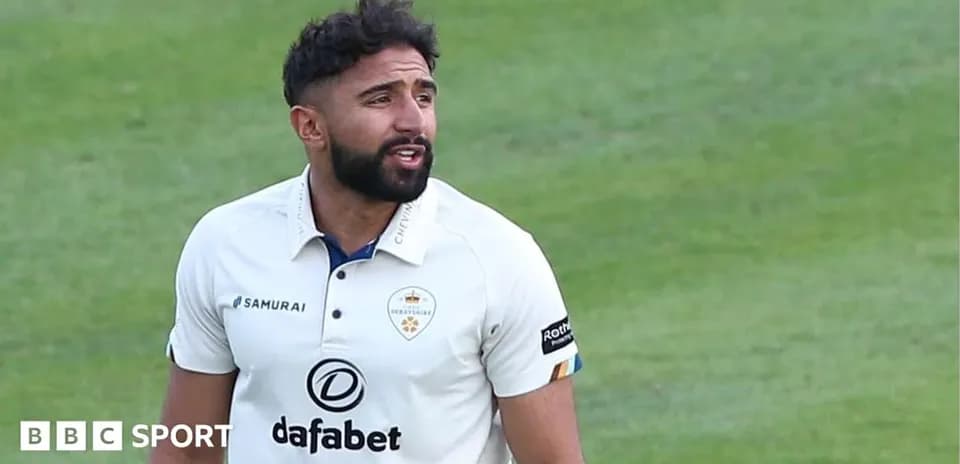 Jugador de cricket en acción durante un partido