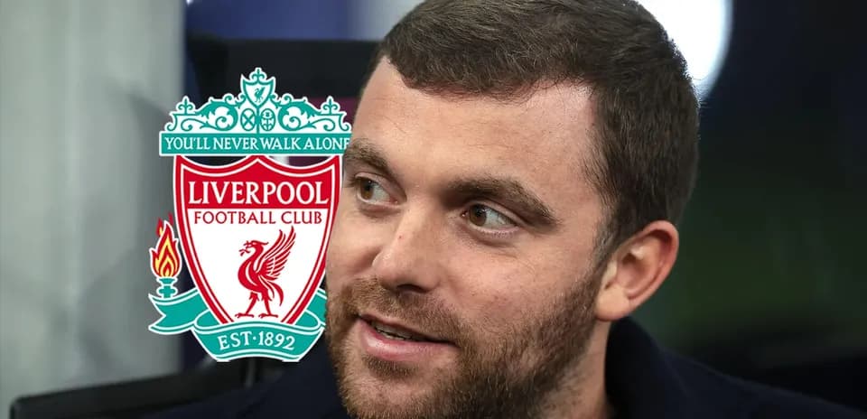 Persona con el logo del Liverpool detrás
