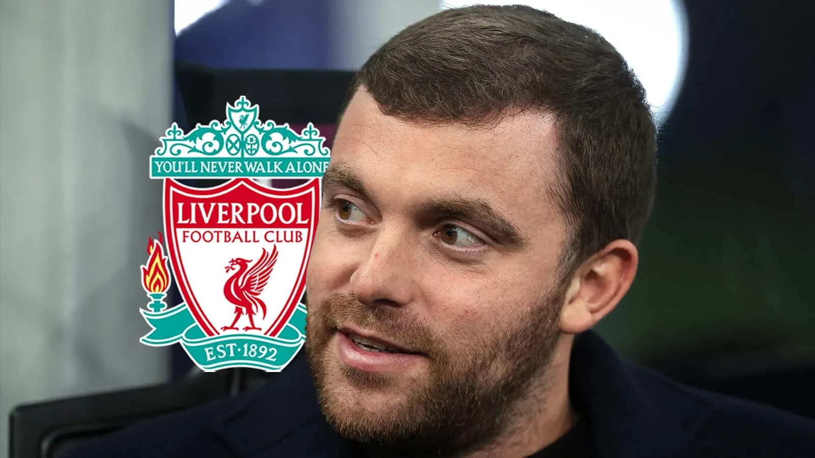 Persona con el logo del Liverpool detrás