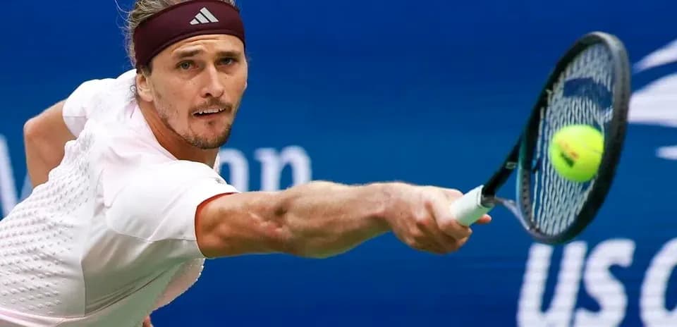 Jugador de tenis golpeando la pelota en el torneo