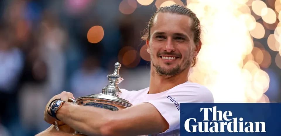 Jugador sosteniendo trofeo tras ganar torneo de tenis