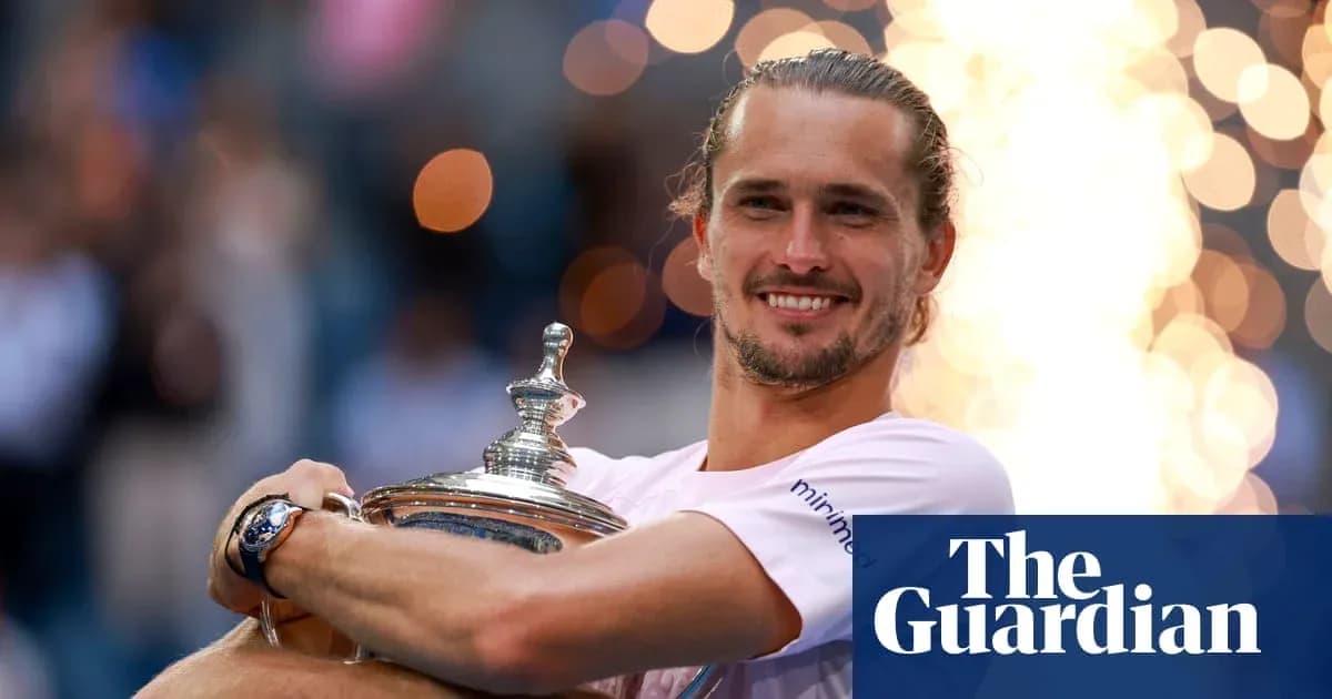 Jugador sosteniendo trofeo tras ganar torneo de tenis