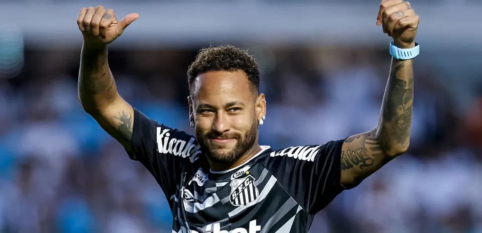 Neymar celebrando con pulgares hacia arriba en campo