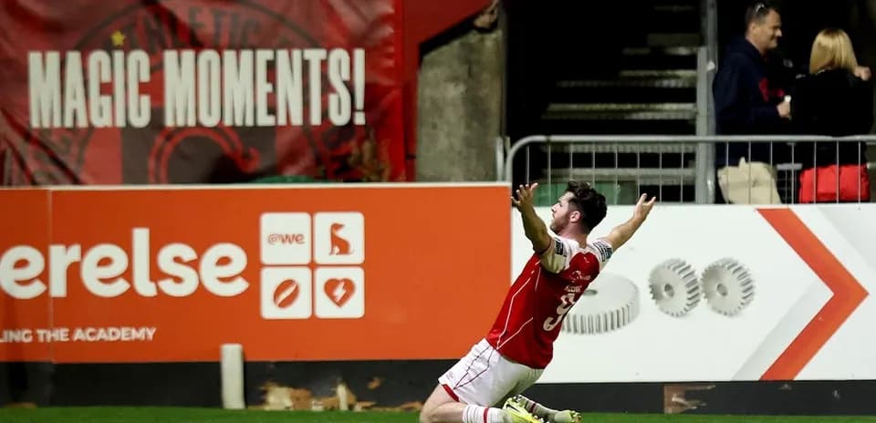Jugador celebrando un gol en el estadio