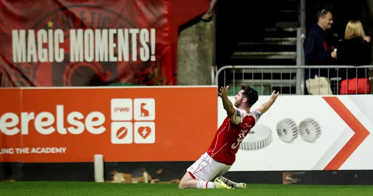 Jugador celebrando un gol en el estadio