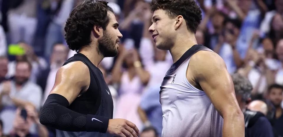 Jugadores saludándose tras el partido de tenis