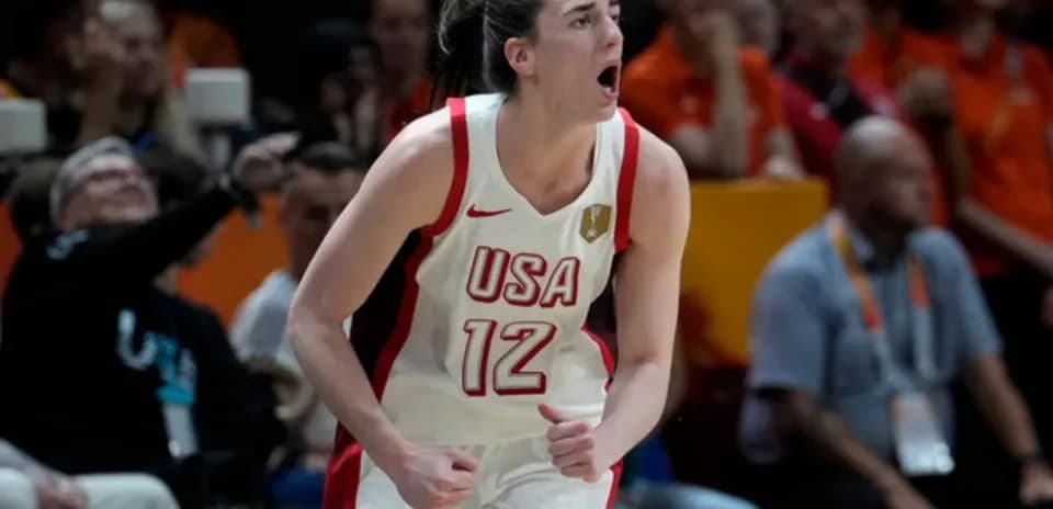 Jugadora de baloncesto USA celebrando en el partido