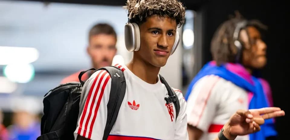 Jugador con auriculares caminando en el vestuario
