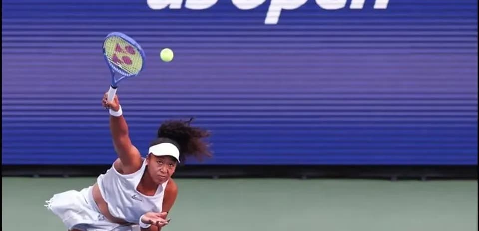 Jugadora sirviendo en el US Open de tenis