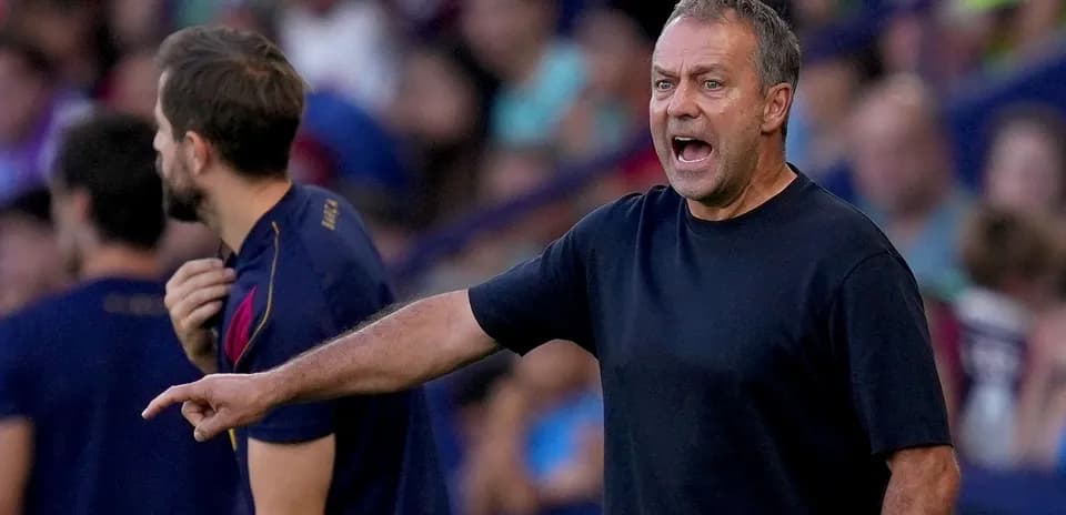 Entrenador dando instrucciones durante el partido