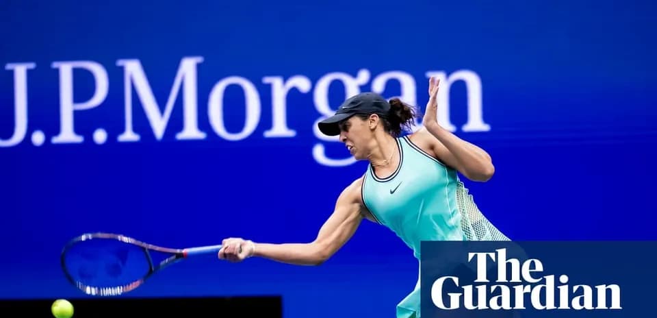 Jugadora de tenis golpeando la pelota en partido