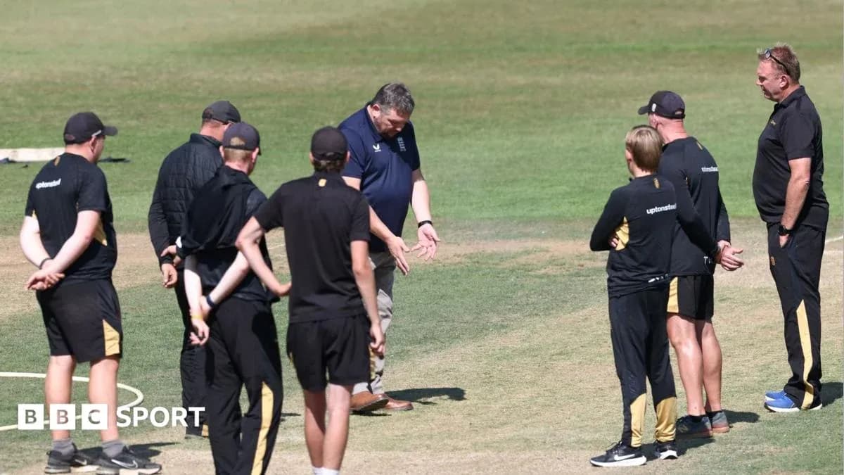 Entrenadores discutiendo en el campo de cricket