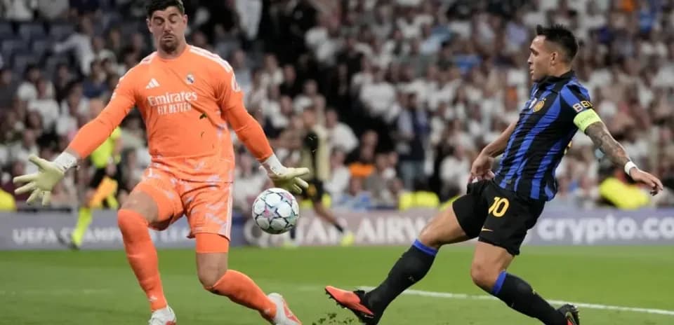 Portero de Real Madrid deteniendo un tiro de jugador
