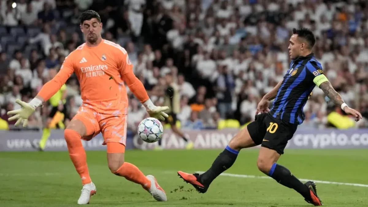 Portero de Real Madrid deteniendo un tiro de jugador