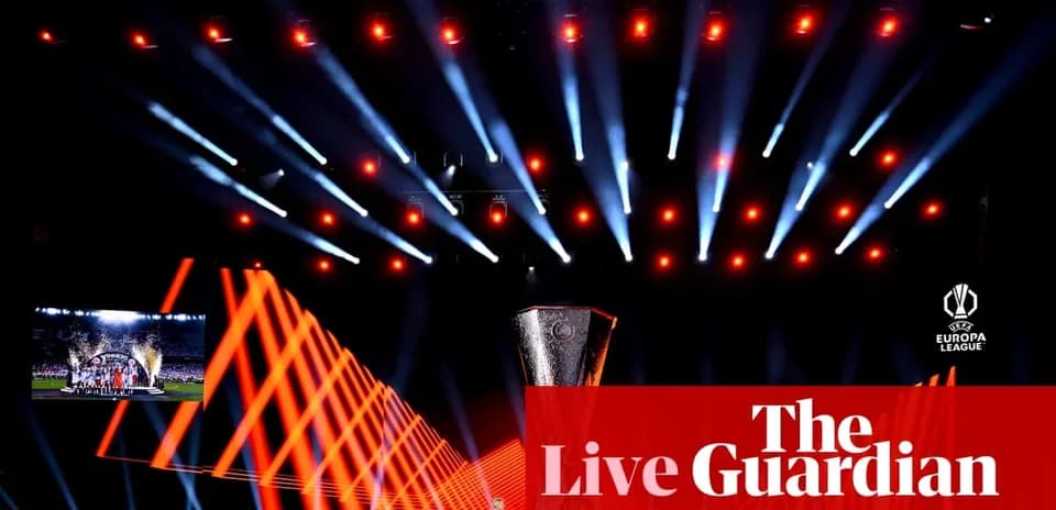 Trofeo de la UEFA Europa League en escenario iluminado
