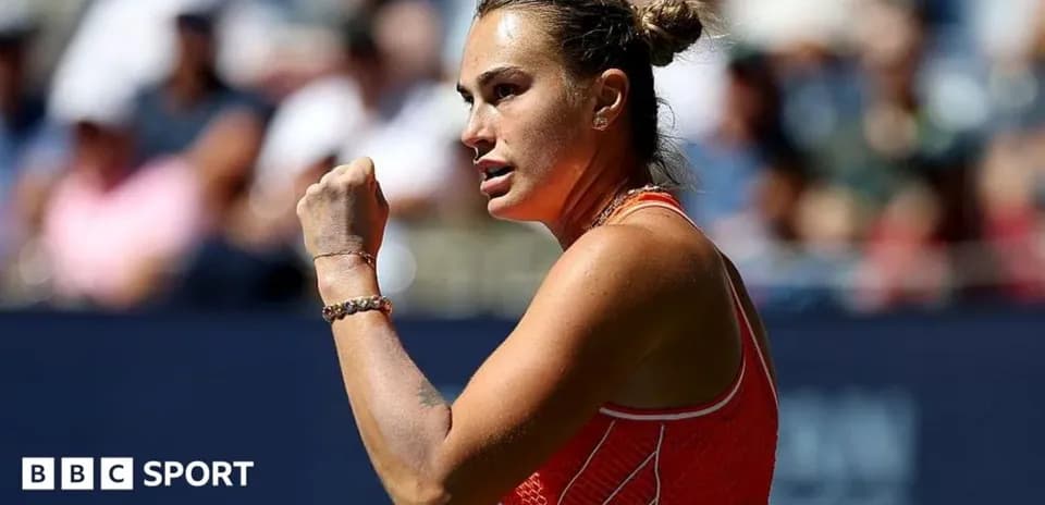 Jugadora de tenis celebrando en el partido