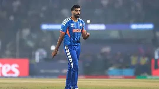 Jugador de cricket lanzando la bola en el campo