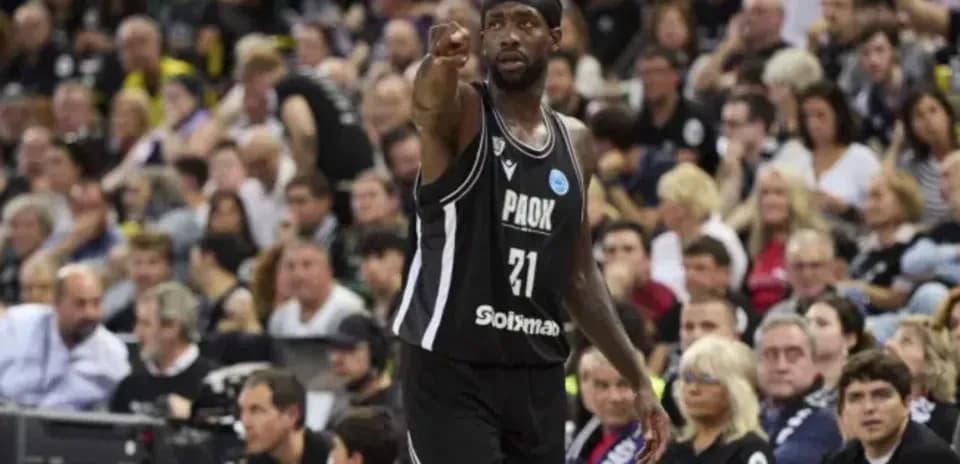Jugador de baloncesto señalando a la multitud