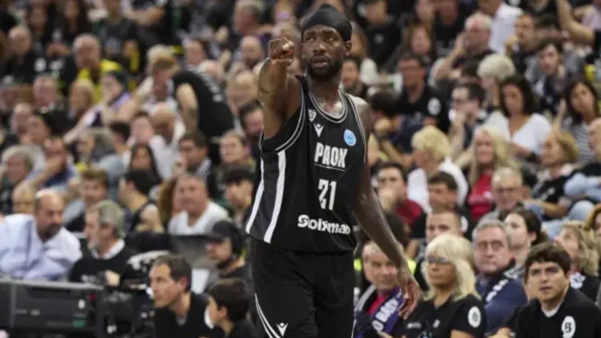 Jugador de baloncesto señalando a la multitud