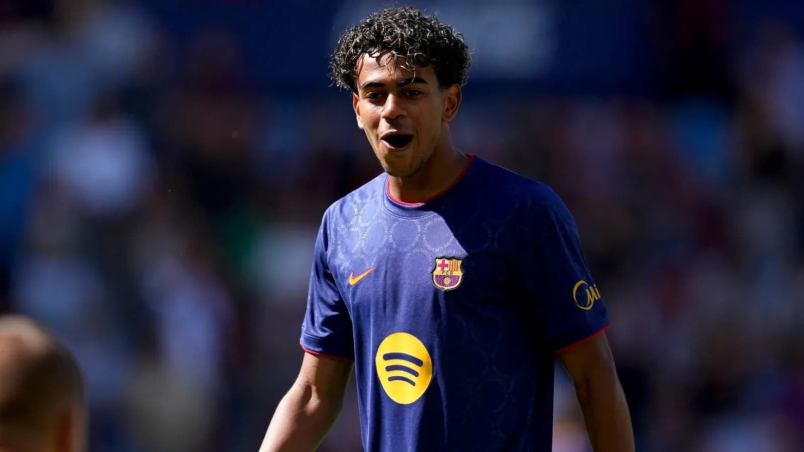 Jugador de Barcelona en acción durante el partido
