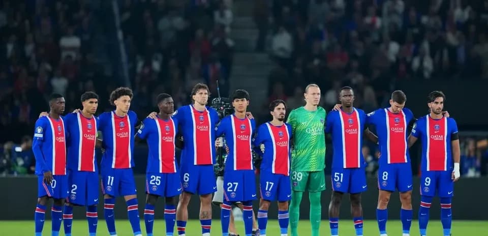 Jugadores de PSG alineados antes del partido