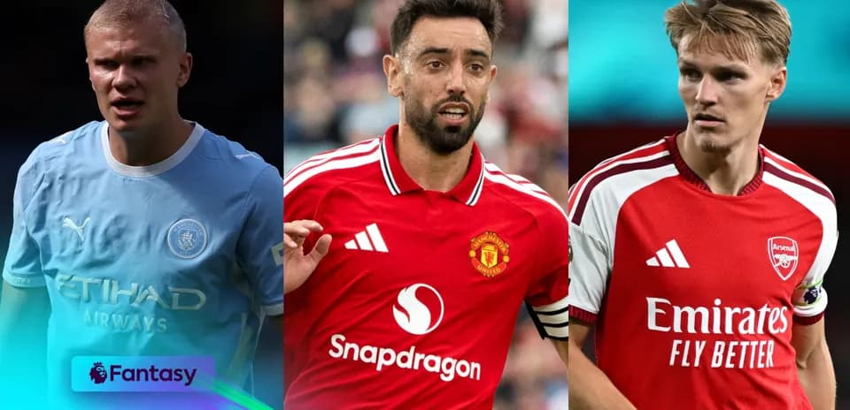 Tres futbolistas en acción durante un partido